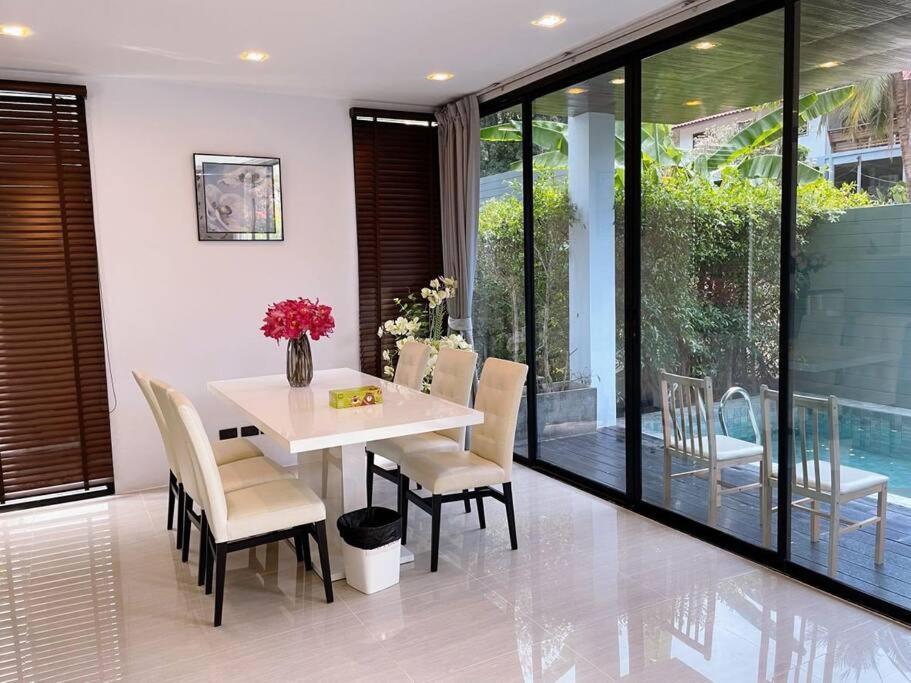 4 Beds 5baths Pool At 別墅